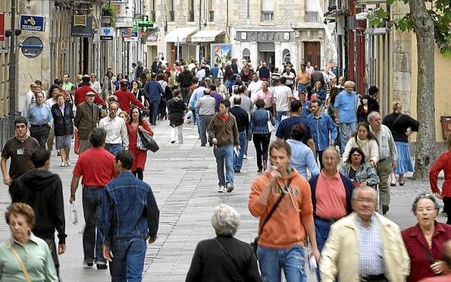 Gasteiztarras por la c&eacute;ntrica calle Postas, en el coraz&oacute;n peatonal de la ciudad. | FOTO: DNA