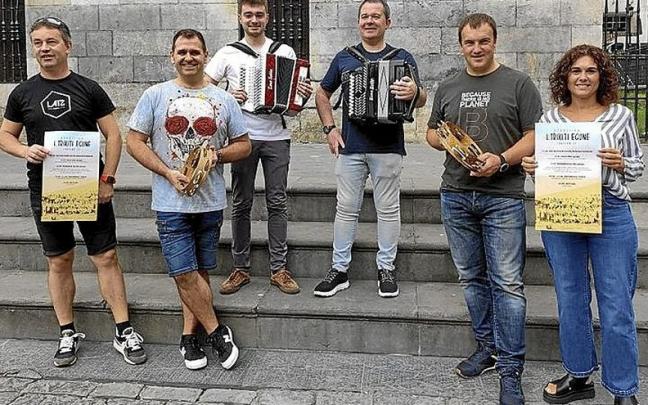 Festaren antolatzaileak atzo egindako aurkezpenean. | ARGAZKIA: UDALA