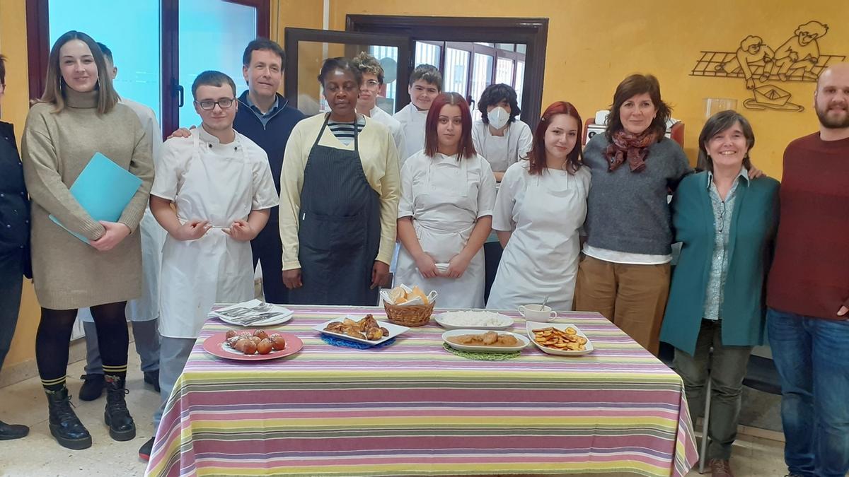 Rachel Mogue, de Camerún, en el centro, con el alumnado de cocina, el alcalde de Basauri y la concejala de Inmigración.