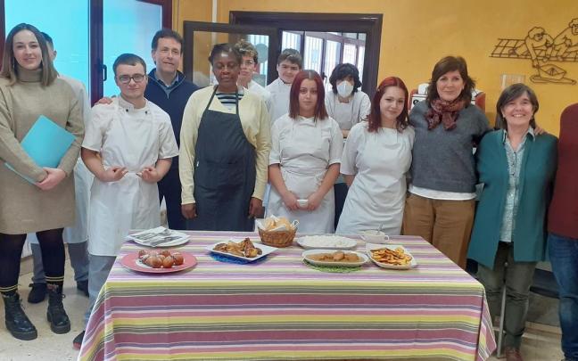 Rachel Mogue, de Camerún, en el centro, con el alumnado de cocina, el alcalde de Basauri y la concejala de Inmigración.