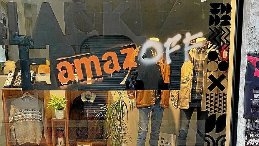 El comercio de Durangaldea advierte de su situación con pintadas en sus escaparates