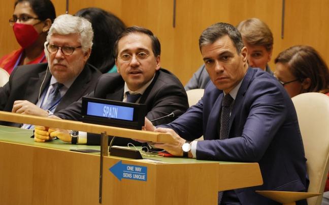 Pedro Sánchez y José Manuel Albares, en la sesión de Naciones Unidas ayer en Nueva York. Pedro Sánchez y José Manuel Albares, en la sesión de Naciones Unidas ayer en Nueva York.