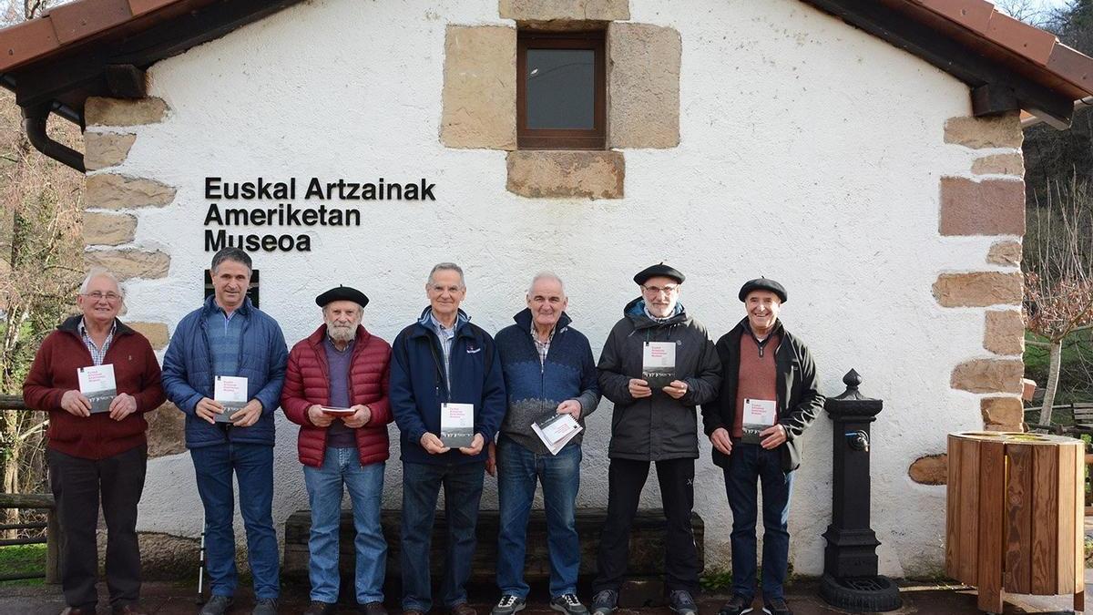 Algunos de los pastores presentes en el aniversario, con el libro.