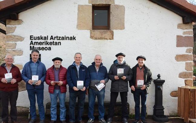 Algunos de los pastores presentes en el aniversario, con el libro.