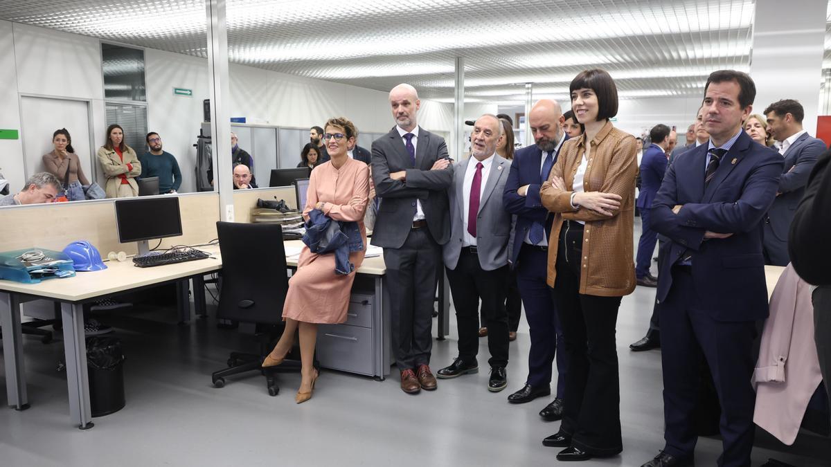 La ministra Morant, segunda por la derecha, en la visita al CENER, con otras autoridades, entre ellas la presidenta Chivite.