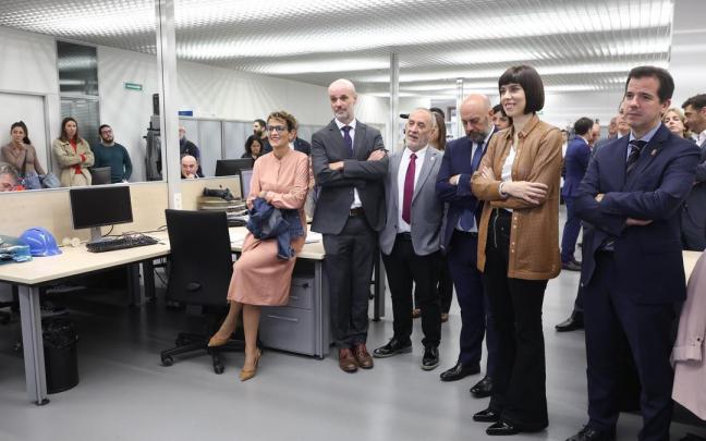 La ministra Morant, segunda por la derecha, en la visita al CENER, con otras autoridades, entre ellas la presidenta Chivite. La ministra Morant, segunda por la derecha, en la visita al CENER, con otras autoridades, entre ellas la presidenta Chivite.