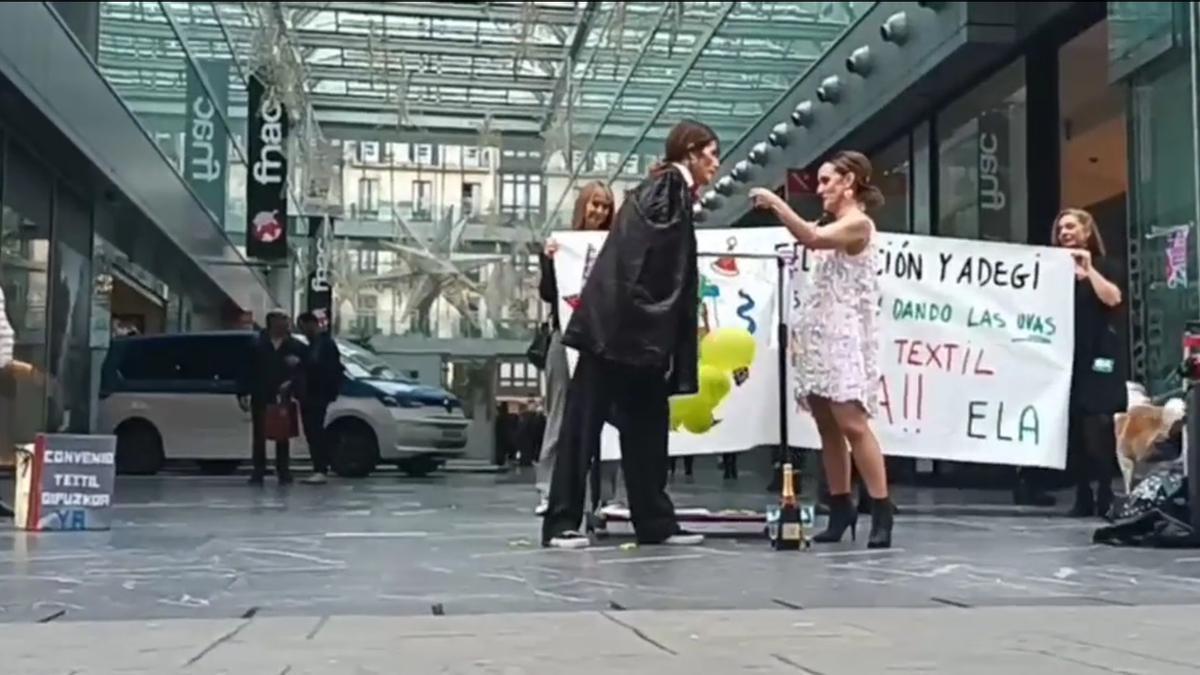 Trabajadoras del textil 'celebran' las campanadas exigiendo un nuevo convenio del sector