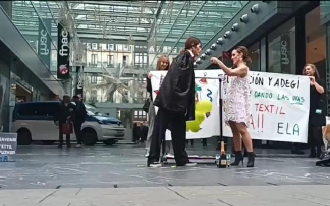Trabajadoras del textil 'celebran' las campanadas exigiendo un nuevo convenio del sector