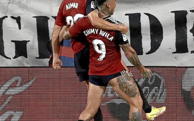 Aimar Oroz celebra su tanto junto al Chimy Ávila. | FOTO: EFE