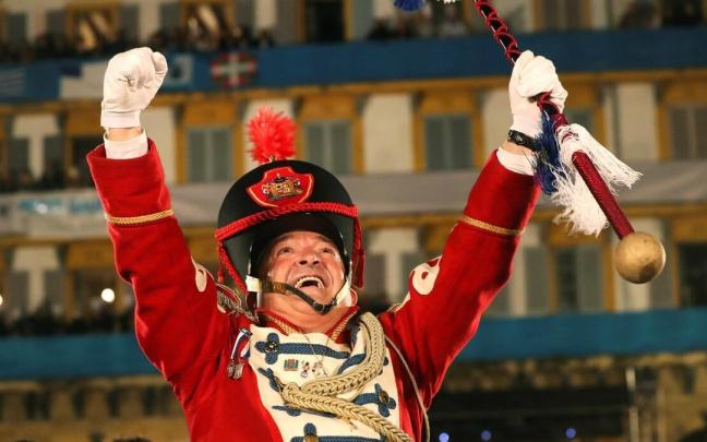 El tambor mayor de Gaztelubide, durante una izada previa a la pandemia