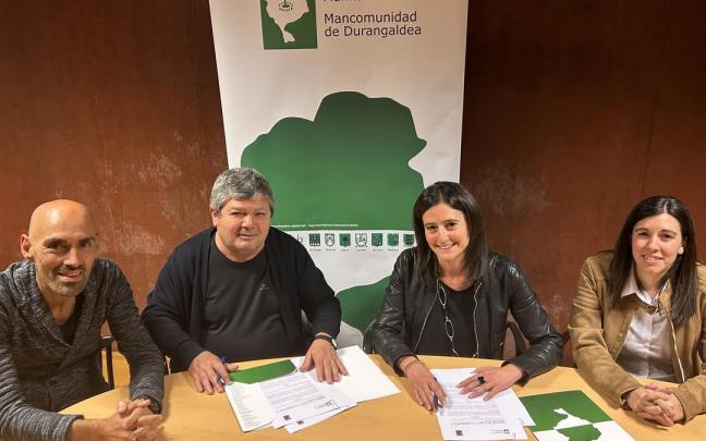 Xabier Azkarate y Mireia Elkoroiribe junto con Javier Crespo y María Aranguez.