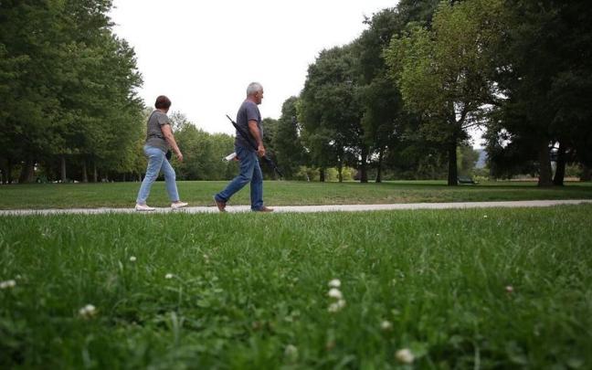 Dos personas caminan por las zonas verdes de la Vuelta del Castillo.