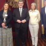 Representantes de la plataforma Hiru Hamabi junto al alcalde Juan Mari Aburto y el concejal Juan Ibarretxe.