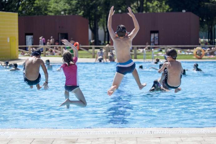 Niños bañándose en la piscina de Gamarra.