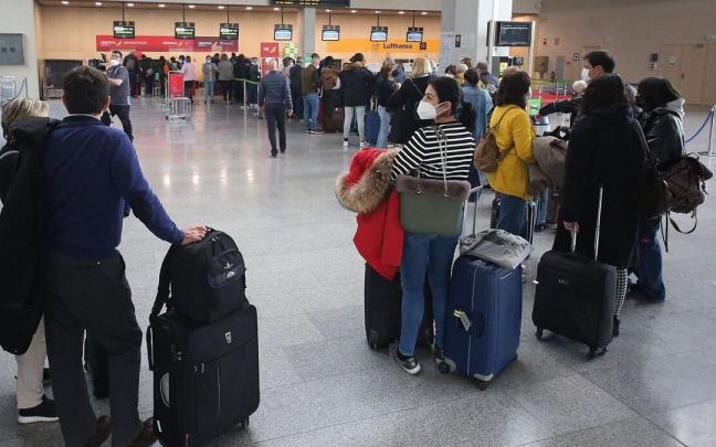 Pasajeros hacen cola en un mostrador de facturación en el aeropuerto de Noáin. Pasajeros hacen cola en un mostrador de facturación en el aeropuerto de Noáin.
