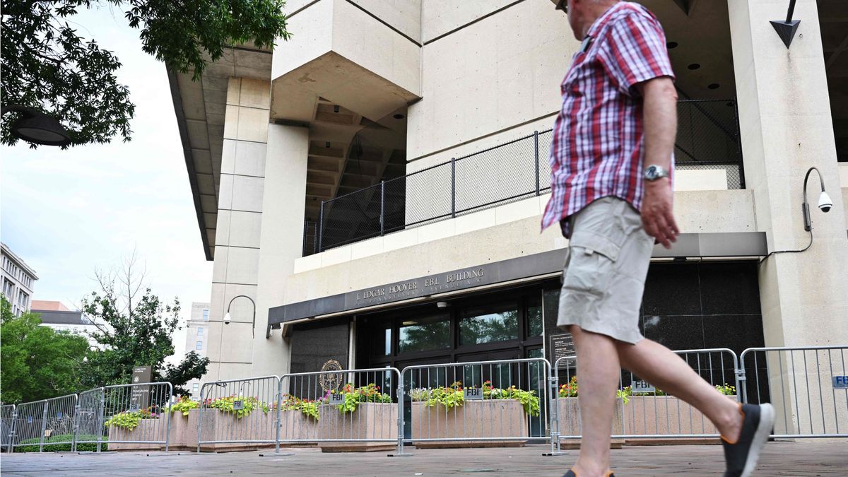 Un hombre camina frente a la sede del FBI en Washington.