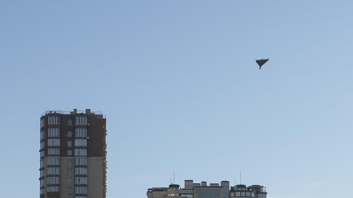 Un dron "kamikaze" sobrevuela el espacio aéreo de Kiev.