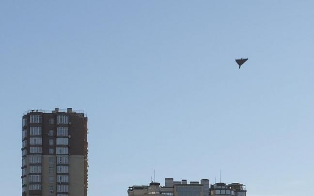 Un dron "kamikaze" sobrevuela el espacio a&eacute;reo de Kiev.