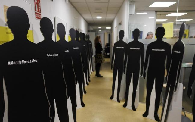 Siluetas que representan a los migrantes fallecidos el pasado 24 de junio en la frontera de Melilla. Siluetas que representan a los migrantes fallecidos el pasado 24 de junio en la frontera de Melilla.