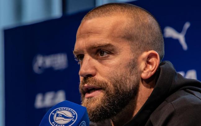 Víctor Laguardia durante el acto de presentación tras renovar hasta 2024 con el Deportivo Alavés