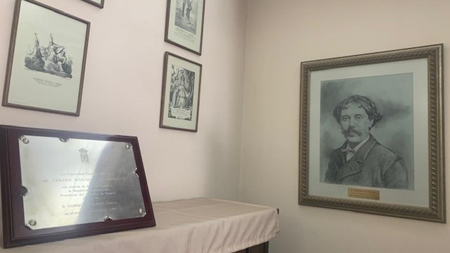 Detalle de la placa de Gabriel Urralburu y del cuadro de Pablo Sarasate.
