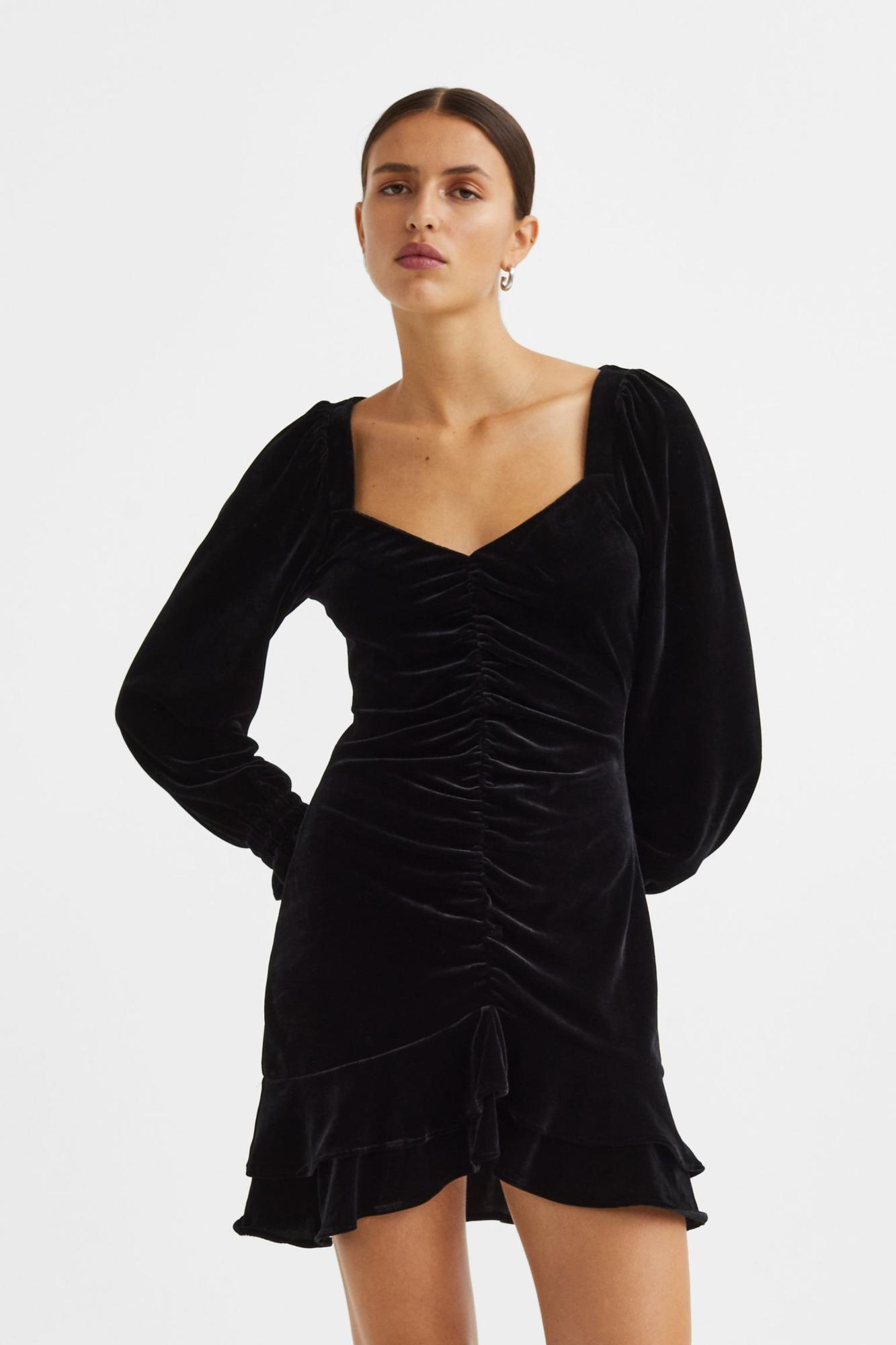 Vestido fruncido con escote corazón.