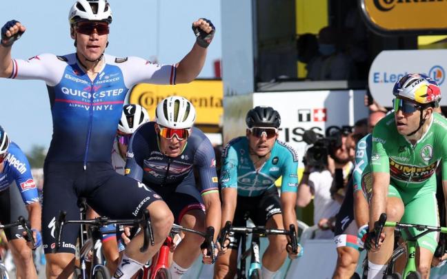 Jakobsen derrota a Van Aert.