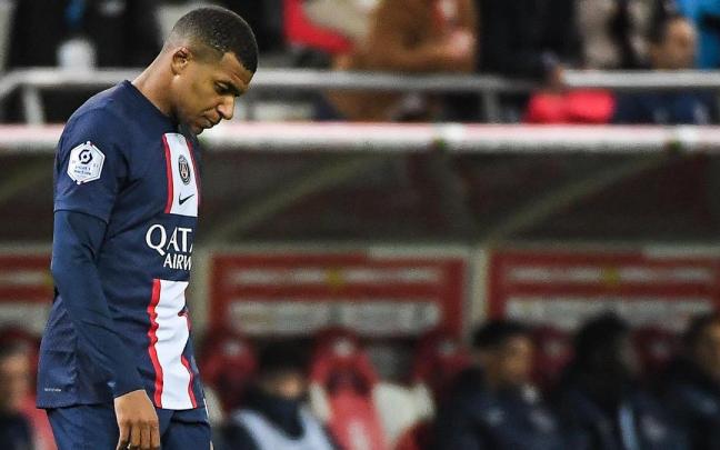 El delantero francés del Paris Saint-Germain Kylian Mbappé (#7).