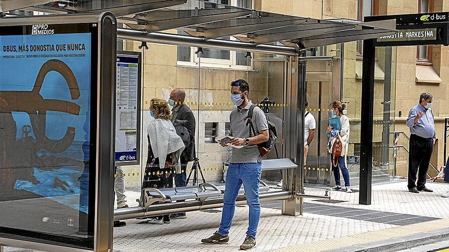 Una de las últimas marquesinas colocadas en la ciudad, en la calle Larramendi.