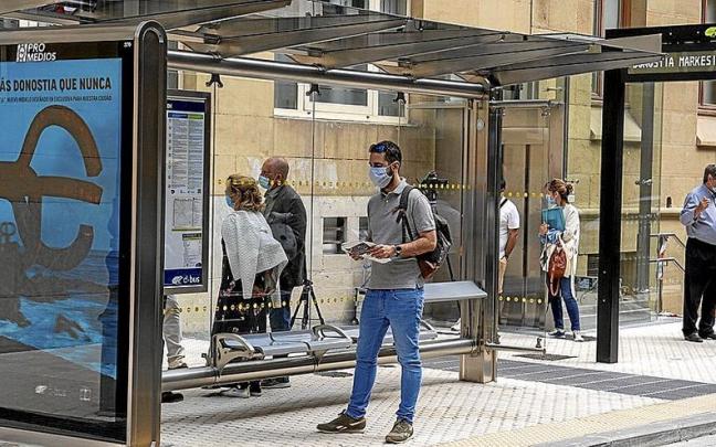 Una de las últimas marquesinas colocadas en la ciudad, en la calle Larramendi.