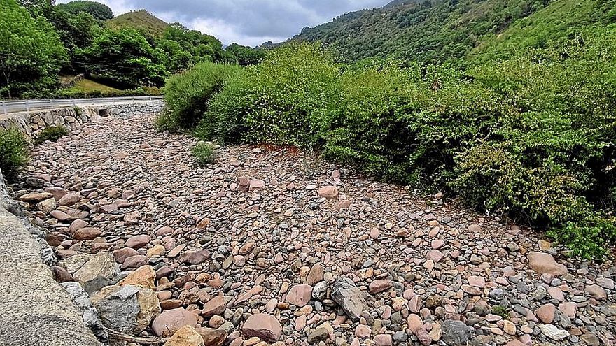 El río Ibur que desciende de la regata de Artesiaga, en Irurita, seco como nunca.