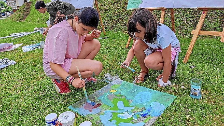 Varias niñas participan en una de las sesiones de pintura organizadas por el área de Juventud. | FOTO: UDALA