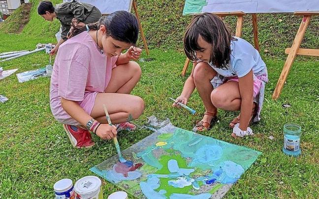 Varias ni&ntilde;as participan en una de las sesiones de pintura organizadas por el &aacute;rea de Juventud. | FOTO: UDALA