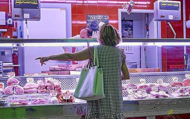 Los consumidores revisan cada vez más el precio de los alimentos. | FOTO: NTM
