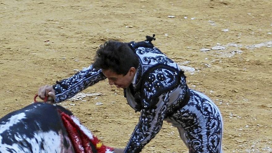 Estocada de premio del mexicano Leo Valadez al tercero. | FOTO: M. SAGÜÉS