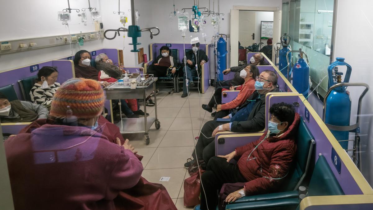 Enfermos de covid atendidos en los pasillos ante la saturación de los hospitales en China.