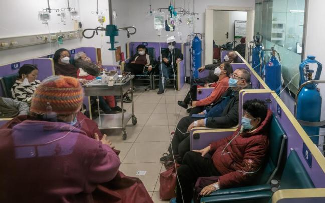 Enfermos de covid atendidos en los pasillos ante la saturación de los hospitales en China. Enfermos de covid atendidos en los pasillos ante la saturación de los hospitales en China.