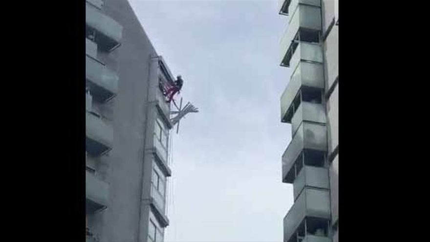 Intervención de los bomberos en el piso de Mendebaldea