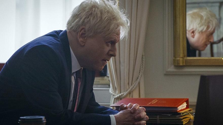 Kenneth Brannagh, caracterizado como Boris Johnson en la serie ‘This England’.