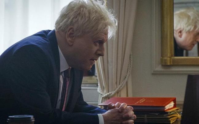 Kenneth Brannagh, caracterizado como Boris Johnson en la serie ‘This England’.
