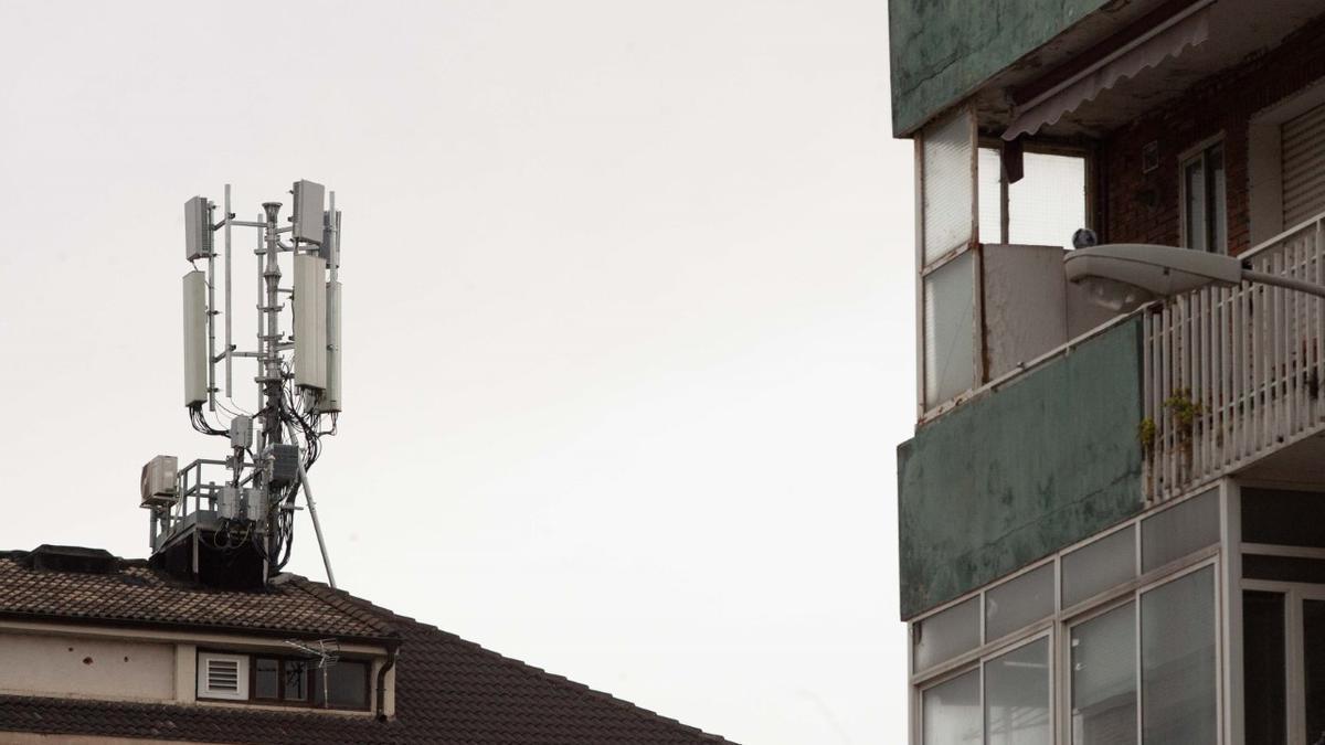 Antena de telefonía móvil en un tejado de Vitoria.