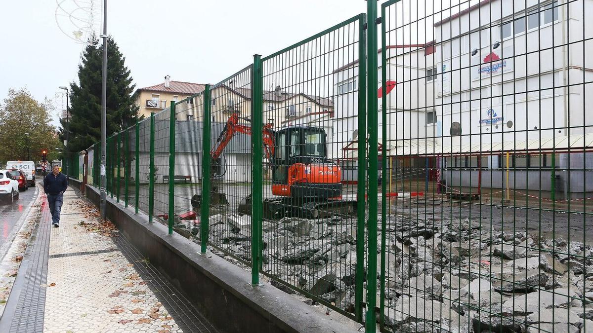 Patio delantero del centro escolar, en plena obra.