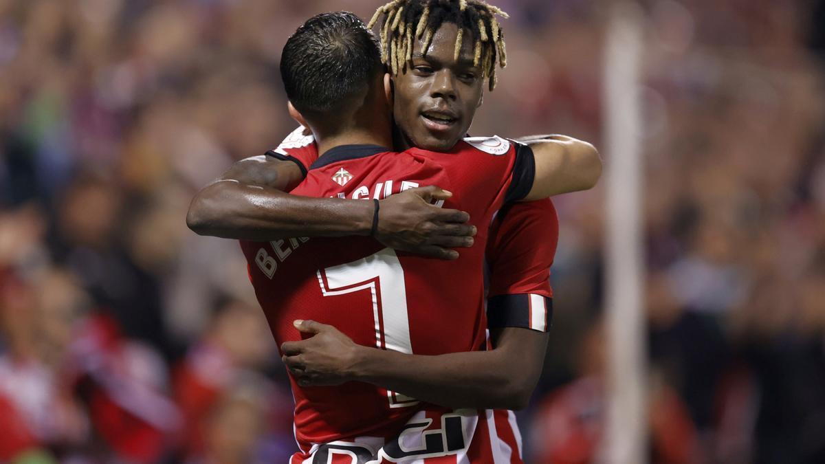 Nico Williams y Berenguer se abrazan tras lograr el segundo gol del Athletic en Alzira.