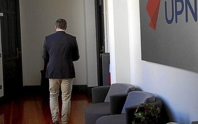 El presidente de UPN, Javier Esparza, se dirige a su despacho tras ofrecer la rueda de prensa de balance sobre la gestión del Gobierno de Navarra, el pasado 4 de agosto. El presidente de UPN, Javier Esparza, se dirige a su despacho tras ofrecer la rueda de prensa de balance sobre la gestión del Gobierno de Navarra, el pasado 4 de agosto.