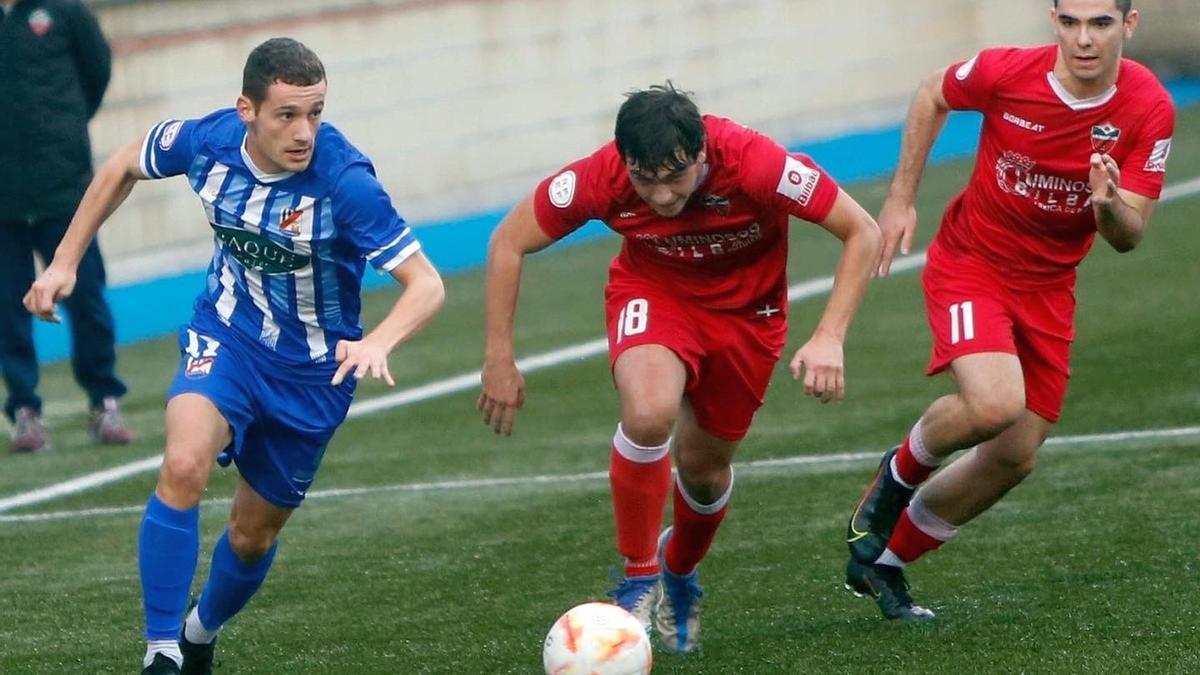 Alain Arreitunandia, de la Cultural, intenta progresar ante Iñigo del Val y Marcos Yaniz, jugadores del Deusto.