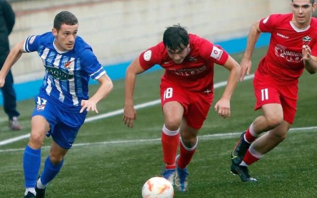 Alain Arreitunandia, de la Cultural, intenta progresar ante I&ntilde;igo del Val y Marcos Yaniz, jugadores del Deusto.