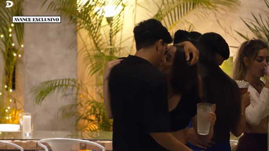 Samuel en el momento de su beso con Elena.