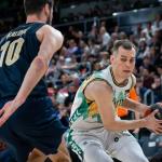 Nikola Radicevic, ante Kalinic en el duelo entre el Surne Bilbao Basket y el Bar&ccedil;a.