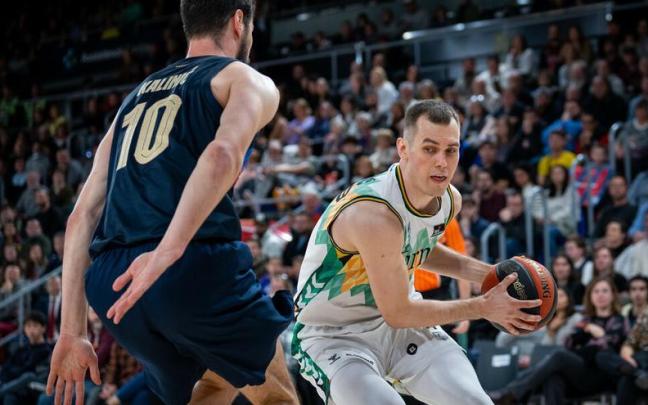 Nikola Radicevic, ante Kalinic en el duelo entre el Surne Bilbao Basket y el Barça. Nikola Radicevic, ante Kalinic en el duelo entre el Surne Bilbao Basket y el Barça.
