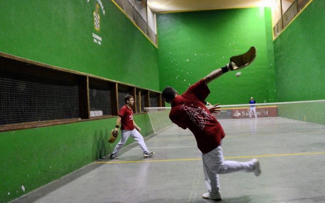 Este viernes, el trinquete Antxitonea acogió partidos de paxaka. Este viernes, el trinquete Antxitonea acogió partidos de paxaka.